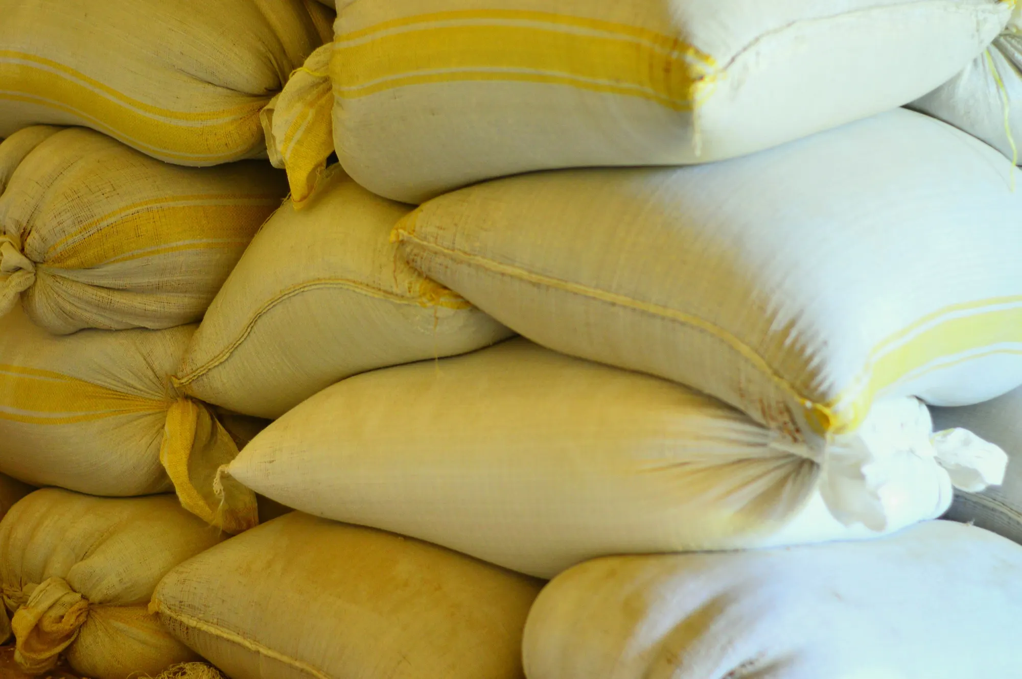 Example photo. Stacked woven sacks in a storehouse. Photo: Cut angles, CC BY-SA 4.0.