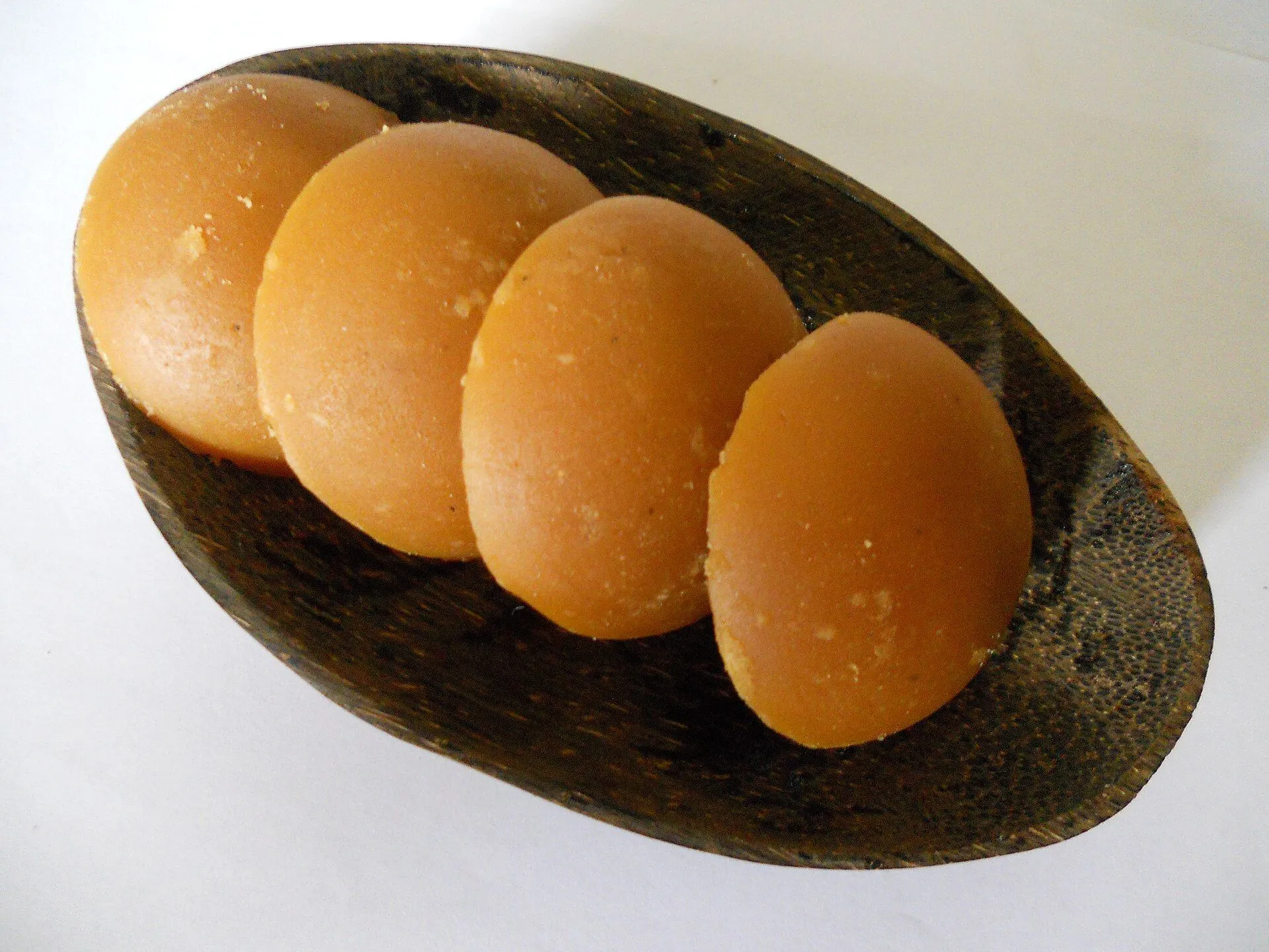 Moulded coconut sugar. Photo: BP72Zesy, CC BY-SA 3.0.