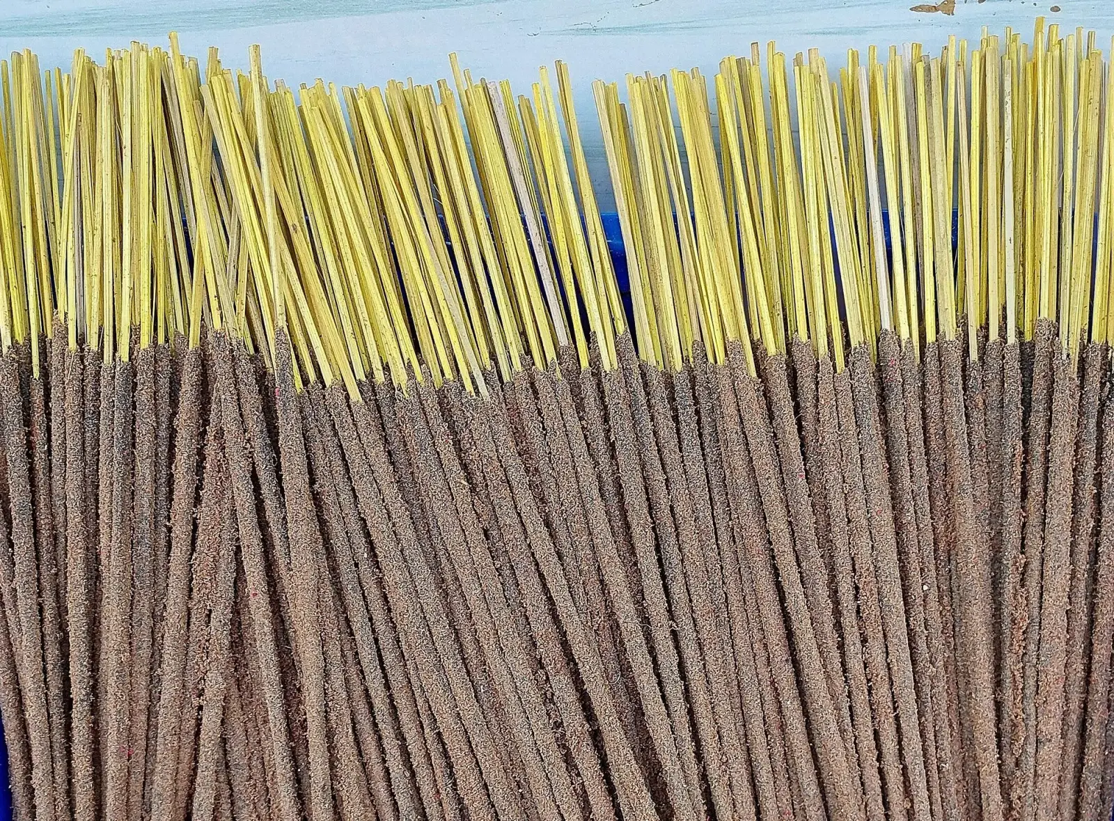 Unlit incense sticks. Photo: Vis M, CC BY-SA 4.0.